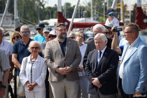 Wśr&oacute;d uczestnik&oacute;w uroczystości stoją m.in. Tadeusz Szemiot, przewodniczący Rady Miasta Gdyni, Bogusław Witkowski, prezes Pomorskiego Związku Żeglarskiego i Tomasz Miegoń, dyrektor Muzeum Marynarki Wojennej