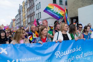 Uczestnicy 11. Tr&oacute;jmiejskiego Marszu R&oacute;wności ruszyli ze Skweru Świętopełka Wielkiego. Na czele pochodu (od lewej): Magdalena Cieślik &ndash; wiceprezydentka Sopotu, Oktawia Gorzeńska &ndash; wiceprezydentka Gdyni, Anna Olkowska-Jacyno &ndash; wicewojewoda pomorska, Agnieszka Dziemianowicz-Bąk &ndash; ministra rodziny, pracy i polityki społecznej, radna Gdyni Larysa Kramin 