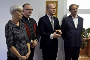 Trzej Królowie i kolędnicy odwiedzili gdyński ratusz. Przywitali ich przedstawiciele władz miasta: wiceprezydenci Bartosz Bartoszewicz i Michał Guć oraz przewodnicząca Rady Miasta Gdyni Joanna Zielińska // fot. Paweł Kukla