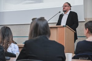 Wręczenie nagród w konkursie na najlepszy szyld w Gdyni - przemawia Plastyk Miasta Gdyni Jacek Piątek (fot. Kamil Złoch)