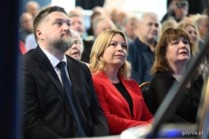 Uroczystość wręczenia odznak honorowych w Sali Koncertowej Portu Gdynia w ramach gdyńskich obchodów 45. rocznicy zakończenia strajków i podpisania porozumień sierpniowych. Tadeusz Szemiot i wiceprezydentka Oktawia Gorzeńska (fot. Michał Puszczewicz)