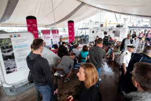 Plenerowe studia Polskiego Radia nadają z Gdyni przed „Lato z Radiem Festiwal”, fot. Dawid Linkowski