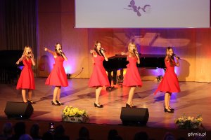 wokalistki  na scenie w sali koncertowej