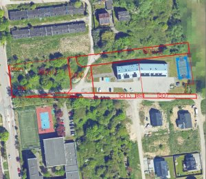 Na czerwono oznaczona nieruchomość przy ul. Miegonia, kt&oacute;ra trafi do miasta