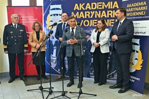 Od lewej: kadm. prof. dr hab. Tomasz Szubrycht - rektor-komendant Akademii Marynarki Wojennej, prezydent Sopotu Magdalena Czarzyńska-Jachim, Piotr Borys - sekretarz stanu w Ministerstwie Sportu i Turystki, Robert Korzeniowski - wielokrotny mistrz olimpijski i doradca ministra sportu i turystyki ds. Strategii Rozwoju Polskiego Sportu 2040, prezydent Gdyni Aleksandra Kosiorek oraz Piotr Borawski - zastępca prezydent Gdańska ds. mobilności i bezpieczeństwa podczas briefingu prasowego przed warsztatami dotyczącymi tworzenia Strategii Rozwoju Polskiego Sportu 2040 