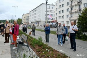 Uczestnicy uroczystości z okazji 43. rocznicy strajków sierpniowych i podpisania porozumień sierpniowych zgromadzeni przed pomnikiem Ofiar Grudnia 1970 roku na placu Wolnej Polski // fot. Magdalena Czernek