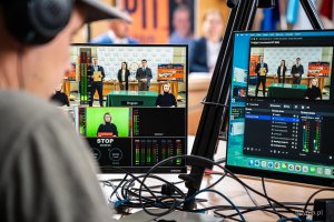Monitory z transmisją online losowania nagr&oacute;d w loterii &bdquo;Rozlicz PIT w Gdyni&rdquo;