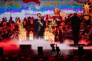 Matteo Bocelli i Akademicki Chór Uniwersytetu Morskiego oraz Orkiestra Akademii Beethovenowskiej pod batutą Carlo Berniniego podczas koncertu świątecznego, który zostanie wyemitowany w Polsacie