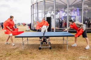 Uczestnicy festiwalu grający w tenisa stołowego 
