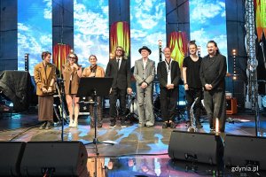 Od lewej: wokalistki: Anna Malek, Alicja Kalinowska i Paulina Gołębiowska, Leszek Możdżer, Wojciech Waglewski, Mateusz Pospieszalski, Paweł Dobrowolski i Karim Martusewicz podczas koncertu &bdquo;Cztery żywioły&rdquo;
