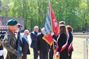 Przekazanie sztandaru Zarządu Okręgowego Polskiego Związku Byłych Więźni&oacute;w Politycznych Hitlerowskich Więzień i Oboz&oacute;w Koncentracyjnych w Gdańsku uczniom i nauczycielom Szkoły Podstawowej im. Pamięci Ofiar Stutthofu w Sztutowie podczas uroczystości z okazji 81. rocznicy zakończenia II wojny światowej oraz uwolnienia ostatnich więźni&oacute;w niemieckiego nazistowskiego obozu koncentracyjnego Stutthof 