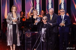 Agnieszka Holland odbierająca nagrodę. Gala wręczenia nagród 50. Festiwalu Polskich Filmów Fabularnych w Gdyni w Teatrze Muzycznym (fot. Karol Stańczak)