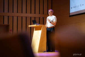 Prelekcja Piotra Buckiego. Ósma edycja konferencji Gdynia Kreatywna w PPNT Gdynia (fot. Kamil Złoch)