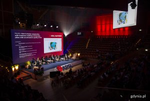 Panel "Jak rozwijać współpracę z biznesem tworząc zrównoważone miasta o atrakcyjnej jakości życia" podczas ABSL Summit. Fot. Przemysław Kozłowski