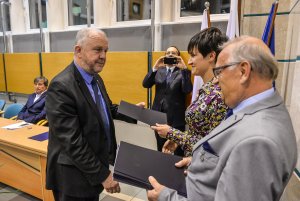 Marek Stępa odbiera zaświadczenie o wyborze na radnego // fot. Przemysław Świderski