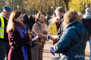Prezydent Aleksandra Kosiorek i radna miasta Larysa Kramin podczas kwesty na rzecz gdyńskiego hospicjum