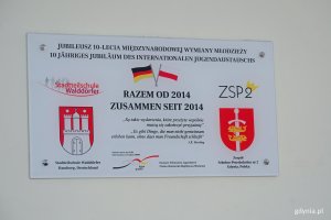 Tablica upamiętniająca jubileusz wymiany młodzieży ze szkołą w Hamburgu