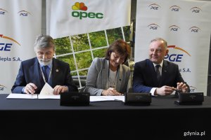  Od lewej: Janusz Różalski, prezes Zarządu OPEC, Elżbieta Kowalewska, dyrektor PGE Energia Ciepła Oddział Wybrzeże oraz Wojciech Dąbrowski, prezes Zarządu PGE Energia Ciepła, fot. Jan Ziarnicki