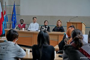 Od prawej: wiceprezydentka Gdyni Oktawia Gorzeńska i wykładowcy The Bartlett School of Architecture: Cheuk Ting Jane Wong , prof. Edward Denison i Drew Pessoa podczas spotkania w Urzędzie Miasta Gdyni 