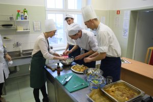 Akcja  „Pomaganie przez gotowanie" w Technikum Gastronomicznym w Gdyni, fot. Jan Ziarnicki