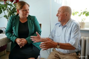 Prezydent Gdyni Aleksandra Kosiorek podczas wizyty u Józefa Grabarczyka, który dołączył do grona gdyńskich stulatków