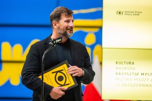 Fotoreporter Krzysztof Mystkowski przemawiający podczas gali Gdańsk Press Photo 2026