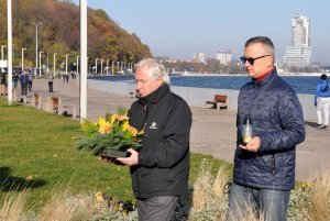 Bogusław Witkowski - prezes Pomorskiego Związku Żeglarskiego składający kwiaty przed pomnikiem „Tym, co odeszli na wieczną wachtę” podczas uroczystości na bulwarze Nadmorskim 
