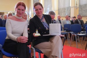 Na zdjęciu (od lewej): dyrektor ZSCHiE Dorota Kotwicka, prezydent Gdyni Aleksandra Kosiorek (fot. Magdalena Starnawska)