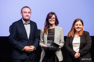 Marta Łysakowska-Grzyb, laureatka Nagrody Prezydent Miasta Gdyni dla pracowników ochrony zdrowia, wraz z prezydent Gdyni Aleksandrą Kosiorek i wiceprezydentem Tomaszem Augustyniakiem 