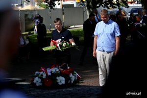 Przedstawiciele Młodzieżowej Rady Miasta Gdyni złożyli kwiaty przed pomnikiem Ofiar Grudnia '70 na placu Wolnej Polski z okazji 42. rocznicy strajków sierpniowych i podpisania porozumień sierpniowych // fot. Przemysław Kozłowski 