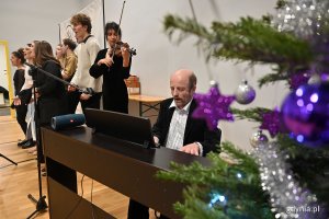 Wigilia dla seniorów w Przystani Chylońska 237, na zdjęciu, zespół, który zadbał o oprawę muzyczną uroczystości