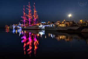 „Dar Pomorza” w blasku reflektorów // fot. Marek Sałatowski