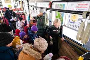 Uczestnicy gry miejskiej opartej na spektaklu &bdquo;Majka z Kajtkiem jadą trajtkiem&rdquo; (fot. Kamil Złoch)