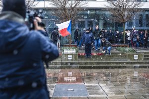 Uczestnicy uroczystości ku czci ofiar strzelaniny na praskim uniwersytecie zgromadzeni i składający znicze na placu im. prof. Andrzeja Ceynowy na kampusie Uniwersytetu Gdańskiego