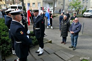 Przedstawiciele gdańskiego oddziału Towarzystwa Społeczno-Kulturalnego Żydów składający kwiaty przed tablicą poświęconą pamięci społeczności żydowskiej w 81. rocznicę wybuchu powstania w getcie warszawskim 