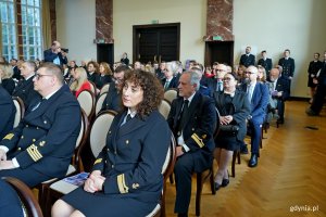 Uczestnicy posiedzenia senatu z okazji święta Uniwersytetu Morskiego zgromadzeni w auli 