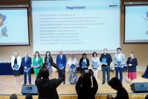 Nagrodzeni i wyróżnieni w towarzystwie wiceprezydentki Oktawii Gorzeńskiej