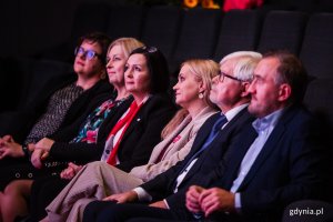 Od lewej: Anna Melki - dyrektor Gdyńskiego Centrum Zdrowia, Beata Zastawna - przewodnicząca Komisji Rodziny, Pomocy Społecznej i Zdrowia Rady Miasta Gdyni, Katarzyna Kretowicz – przewodnicząca Okręgowej Izby Pielęgniarek i Położnych w Gdańsku, minister zdrowia dr Jolanta Sobierańska-Grenda, Piotr Szafran – przedstawiciel Okręgowej Izby Lekarskiej w Gdańsku oraz wiceprezydent Gdyni Tomasz Augustyniak podczas gali wręczenia Nagrody Prezydent Miasta Gdyni pracownikom ochrony zdrowia (fot. Karol Stańczak)