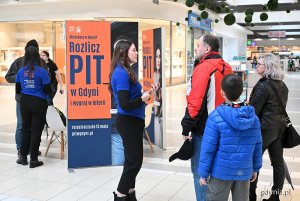 Konsultantka informująca mieszkańców o loterii „Rozlicz PIT w Gdyni” podczas akcji, która odbyła się w Galerii Szperk 