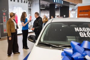 Stoisko informacyjne &bdquo;Rozlicz PIT w Gdyni&rdquo; w Centrum Riviera i Mazda 2 Hybrid