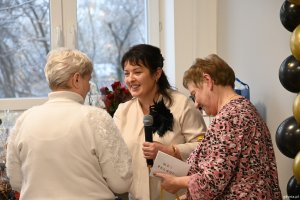 Na zdjęciu m.in.: Agnieszka Gabriela Stranc-Faltus, animatorka w Miejskim Klubie Seniora &bdquo;P&oacute;łnoc&rdquo; z gośćmi z sąsiedniego klubu