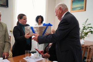 Kobieta podaje mężczyźnie prezent