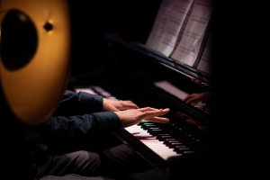 Ręce pianisty z grupy Roy Einar Dreng & Friends podczas gry na pianinie // fot. Maciej Lieder