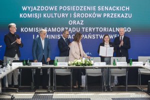 Wszyscy stoją, prezydent Gdyni trzyma teczkę z listem