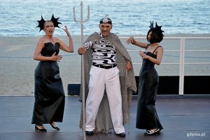 Zdjęcie z pr&oacute;by medialnej spektaklu &bdquo;Batory. Transatlantyckie love story&rdquo; na Scenie Letniej Teatru Miejskiego w Gdyni. Od lewej: Olga Barbara Długońska, Grzegorz Wolf i Martyna Matoliniec w jednej ze scen