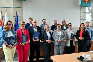 Od prawej: mgr inż. arch. Jakub Korzekwa &ndash; projektant z Biura Planowania Przestrzennego Miasta Gdyni, wiceprezydentka Gdyni Oktawia Gorzeńska, Anna Głowacka-Hirt z Referatu Wsp&oacute;łpracy z Zagranicą Urzędu Miasta Gdyni, Magdalena Jambroż z Referatu Wsp&oacute;łpracy z Zagranicą Urzędu Miasta Gdyni, prezydent Gdyni Aleksandra Kosiorek, Paweł Lewinowicz z Referatu Promocji Urzędu Miasta Gdyni, Estera Grubert z Referatu Promocji Urzędu Miasta Gdyni, dr Dariusz Małszycki z Działu Historycznego Muzeum Miasta Gdyni, , Jarosław Kaczmarczyk &ndash; wiceprezes Gł&oacute;wnej Komisji Rewizyjnej PTTK, Lesław Kwietniewski &ndash; dyrektor Sądu Rejonowego w Gdyni i Agnieszka Krasińska z Referatu Promocji Urzędu Miasta Gdyni podczas spotkania w Urzędzie Miasta Gdyni 