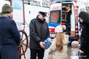Kwestowanie przed „Darem Młodzieży" (fot. Karol Stańczak)