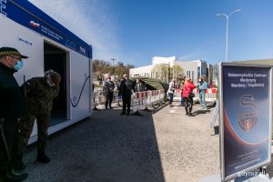 Tymczasowy punkt szczepień na parkingu przy ul. Zawiszy Czarnego 1 w Gdyni prowadzony przez Uniwersyteckie Centrum Medycyny Morskiej i Tropikalnej // fot. Karol Stańczak