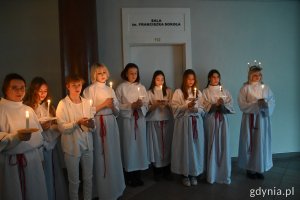 Uczniowie śpiewają szwedzkie pieśni// fot. Karolina Szypelt