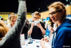// fot. Sylwester Ciszek. Uczestnicy Festiwalu "Gramy" grający w planszówki